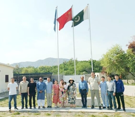 Special gifts presented to Chinese staff at Terbela T-5 project