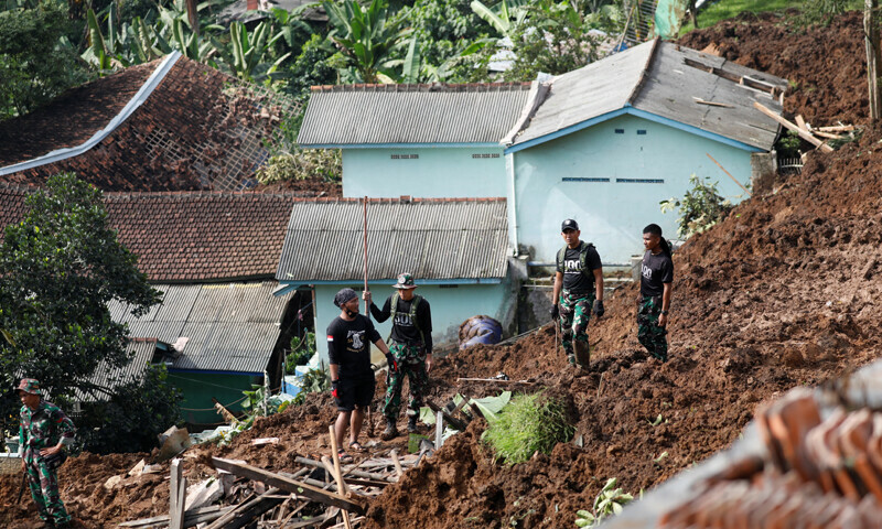 Quake kills over 268 people in Indonesia, many of them school children