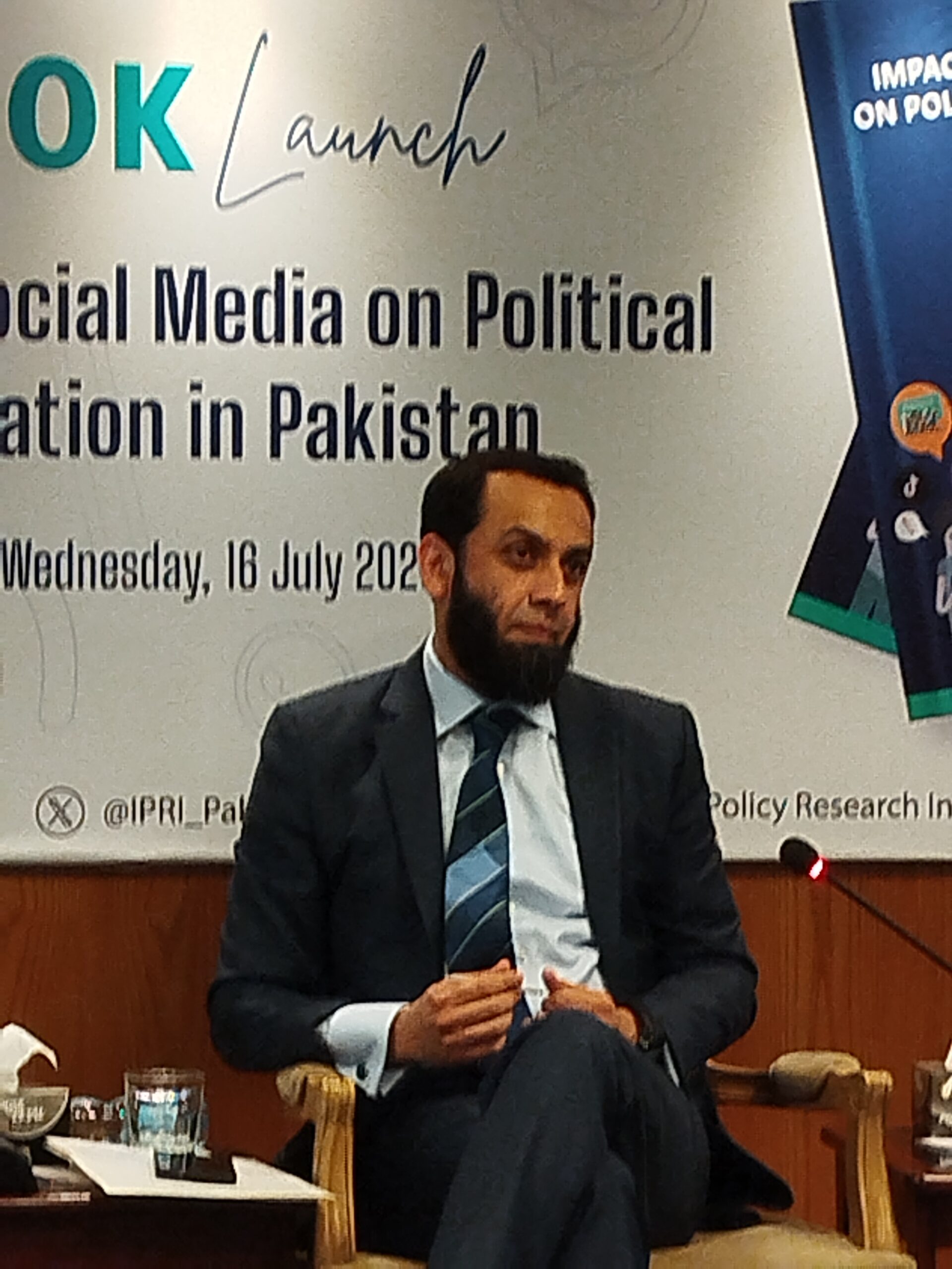 Tarar distributes certificates among Information Group officers 