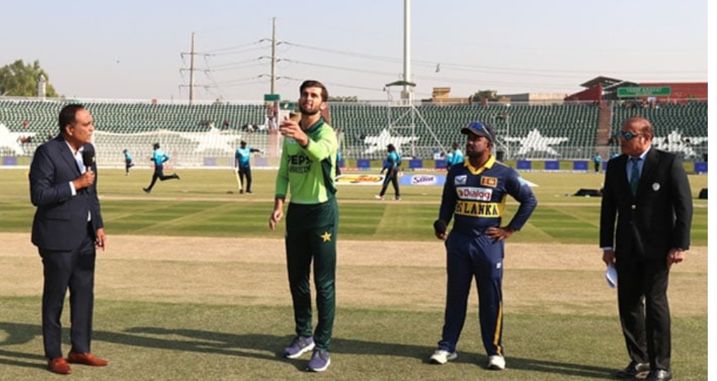 Srilanka wins toss to bowl first